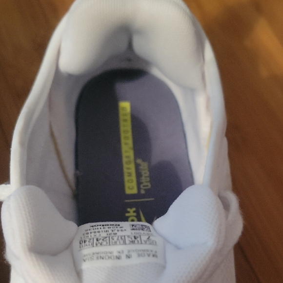 Reebok White and Blue Sneakers with Modern Design - Picture 5 of 5